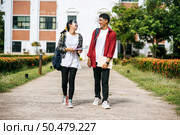 Male and female students wear a face Chill and stand in front of the university. Стоковое фото, агентство Ingram Publishing / Фотобанк Лори