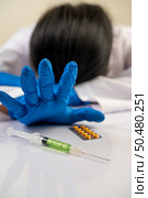 Scientists sat down at the table and had drugs and syringes. Стоковое фото, агентство Ingram Publishing / Фотобанк Лори