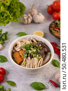 Large noodles with pork blood sausage, shredded chicken, crispy pork and sliced ??spring onions. Стоковое фото, агентство Ingram Publishing / Фотобанк Лори
