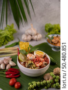 Tom Yum noodle with shrimp and boiled egg, accompanied by lime, cucumber, basil, eggplant and garlic. Стоковое фото, агентство Ingram Publishing / Фотобанк Лори
