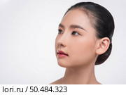 A beautiful woman with a good looking face turned to look at her left hand. Стоковое фото, агентство Ingram Publishing / Фотобанк Лори