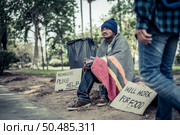 Beggars wrapped in cloth and then put on a hat and sat down beside the street and someone gave money. Стоковое фото, агентство Ingram Publishing / Фотобанк Лори