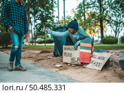 Beggars wrapped in cloth and then put on a hat and sat down beside the street and someone gave money. Стоковое фото, агентство Ingram Publishing / Фотобанк Лори