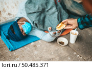 The bread-makers gave to the beggars who sat on the side of the road. Стоковое фото, агентство Ingram Publishing / Фотобанк Лори