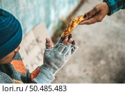 The bread-makers gave to the beggars who sat on the side of the road. Стоковое фото, агентство Ingram Publishing / Фотобанк Лори