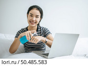 Young women clean their hands with a hand wash gel to prevent germs. Стоковое фото, агентство Ingram Publishing / Фотобанк Лори