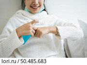 Young women clean their hands with a hand wash gel to prevent germs. Стоковое фото, агентство Ingram Publishing / Фотобанк Лори