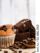 Banana cupcakes mixed with chocolate chip on a white plate. Стоковое фото, агентство Ingram Publishing / Фотобанк Лори
