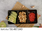 The papaya salad consists of many herbs and vegetables. Which gives a spicy, sour, sweet taste. It is tasty as Asian. Papaya salad with many ingredients such as yard long beans, peanuts, dried shrimp. Стоковое фото, агентство Ingram Publishing / Фотобанк Лори