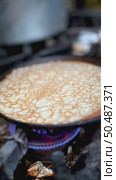 Professional chef carefully spreading delicate batter on sizzling pan, creating golden brown crepe with precise cooking technique in traditional French kitchen. Стоковое видео, видеограф Данил Руденко / Фотобанк Лори