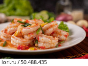White shrimp salad with lettuce Corn and scallions, chopped. Стоковое фото, агентство Ingram Publishing / Фотобанк Лори