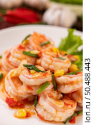 White shrimp salad with lettuce Corn and scallions, chopped. Стоковое фото, агентство Ingram Publishing / Фотобанк Лори