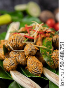 Cockles sauteed in curry powder with bell peppers and tomatoes. Стоковое фото, агентство Ingram Publishing / Фотобанк Лори