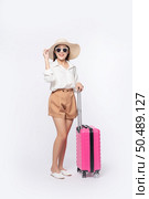 Woman wearing a hat, glasses, and handles of suitcases to travel. Стоковое фото, агентство Ingram Publishing / Фотобанк Лори