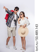 Men and women dressed up wearing glasses to travel with suitcases. Стоковое фото, агентство Ingram Publishing / Фотобанк Лори