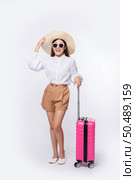 Woman wearing a hat, glasses, and handles of suitcases to travel. Стоковое фото, агентство Ingram Publishing / Фотобанк Лори