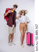 Men and women dressed up wearing glasses to travel with suitcases. Стоковое фото, агентство Ingram Publishing / Фотобанк Лори