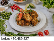 Herbs Fried Pork with Chili, Tomato, Cucumber, Carrot, and Fresh pepper. Стоковое фото, агентство Ingram Publishing / Фотобанк Лори