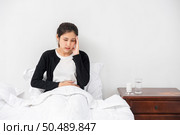 The sick woman had a headache and the hands touched her head on the bed. Стоковое фото, агентство Ingram Publishing / Фотобанк Лори