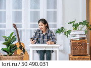 Women sit at the desk and use the phone to coordinate. Стоковое фото, агентство Ingram Publishing / Фотобанк Лори