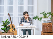 Women work at the table and analyze documents. Стоковое фото, агентство Ingram Publishing / Фотобанк Лори