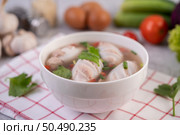 Squid soup stuffed with pork, sprinkled with coriander and chopped scallions in white cups. Стоковое фото, агентство Ingram Publishing / Фотобанк Лори