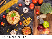 Spaghetti saute in a gray plate with tomatoes and basil. Стоковое фото, агентство Ingram Publishing / Фотобанк Лори