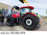 Универсальный колёсный трактор McCormick G165 Max II для сельского хозяйства, на выставке. Волгоград, Экспоцентр, Россия. Редакционное фото, фотограф Андрей Цыганков / Фотобанк Лори