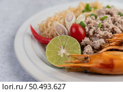Mama with shrimp on a white plate along with lime, chili, and tomatoes. Стоковое фото, агентство Ingram Publishing / Фотобанк Лори