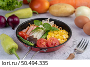 Stir fried noodle that combines corn, golden needle mushroom, tomato, sausage, edamame and spring onions in a frying pan. Стоковое фото, агентство Ingram Publishing / Фотобанк Лори