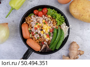 Stir-fried noodles with minced pork, edamame, tomatoes and mushrooms in a pan. Стоковое фото, агентство Ingram Publishing / Фотобанк Лори
