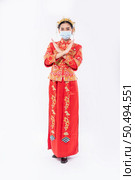 Woman wear Cheongsam suit and mask show people don’t wear mask can not be come to shop in chinese new year. Стоковое фото, агентство Ingram Publishing / Фотобанк Лори