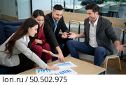 New business group person get serious about doing business, Even during the meeting’s break, they continued to analyze and exchange ideas. Стоковое фото, агентство Ingram Publishing / Фотобанк Лори