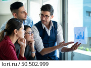New business group person get serious about doing business, Even during the meeting’s break, they continued to analyze and exchange ideas. Стоковое фото, агентство Ingram Publishing / Фотобанк Лори
