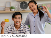 Men and women enjoy using credit cards to make purchases. Стоковое фото, агентство Ingram Publishing / Фотобанк Лори