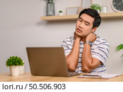 Male employee working in office with laptop and stressed. Стоковое фото, агентство Ingram Publishing / Фотобанк Лори