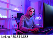 This is the face of a hacker who is knowledgeable with operating systems and other programs. He will exploit flaws and breach the computer system to cause damage. Стоковое фото, агентство Ingram Publishing / Фотобанк Лори