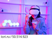 Professional gamer playing games through VR machine that responds to very fun exciting and provocative. Стоковое фото, агентство Ingram Publishing / Фотобанк Лори