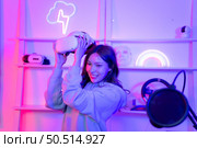 Professional gamer playing games through VR machine that responds to very fun exciting and provocative. Стоковое фото, агентство Ingram Publishing / Фотобанк Лори