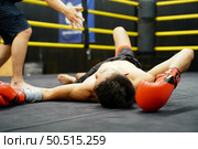 Muay Thai, The martial art of Thailand, The judges must count from one to ten when a boxer is knocked out to give him a chance to stand up to fighting or surrendering. Стоковое фото, агентство Ingram Publishing / Фотобанк Лори