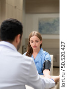 The doctor did a daily check-up and talked about the serious illness that had happened to the girl. to know the progress of treatment. Стоковое фото, агентство Ingram Publishing / Фотобанк Лори
