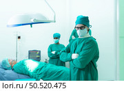 Portrait of professor of medicine in cardiology and a team of doctors in the operating room undergoing heart transplant surgery. Стоковое фото, агентство Ingram Publishing / Фотобанк Лори