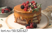 Delicious caramel cake with blackberries and raspberries. Стоковое фото, агентство Ingram Publishing / Фотобанк Лори