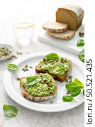 Avocado sandwich with pumpkin seeds. Healthy vegetarian avocado toast with rye bread for breakfast. Vegan menu. Стоковое фото, агентство Ingram Publishing / Фотобанк Лори