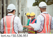 Construction engineer and construction foreman Monitor the progress and supervise important construction works on the construction site. Стоковое фото, агентство Ingram Publishing / Фотобанк Лори