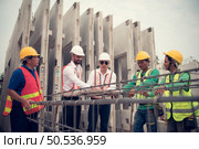 Construction engineer and construction foreman Monitor the progress and supervise important construction works on the construction site. Стоковое фото, агентство Ingram Publishing / Фотобанк Лори
