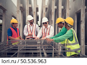 Construction engineer and construction foreman Monitor the progress and supervise important construction works on the construction site. Стоковое фото, агентство Ingram Publishing / Фотобанк Лори