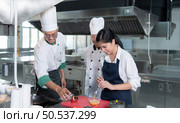 Cooking class atmosphere, Is to work closely with a chef and learn from experienced chefs at recognized institutions. Стоковое фото, агентство Ingram Publishing / Фотобанк Лори
