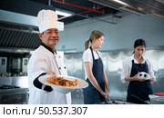 Cooking class atmosphere, Is to work closely with a chef and learn from experienced chefs at recognized institutions. Стоковое фото, агентство Ingram Publishing / Фотобанк Лори