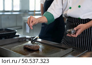 Professional chef who specializes in fine meats The steak that is served to the customer is unquestionably delicious. Another must-have tip is sprinkling salt. Стоковое фото, агентство Ingram Publishing / Фотобанк Лори